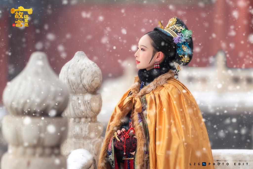 北京故宫里的格格雪天美女解开胸衣露出奶头写真