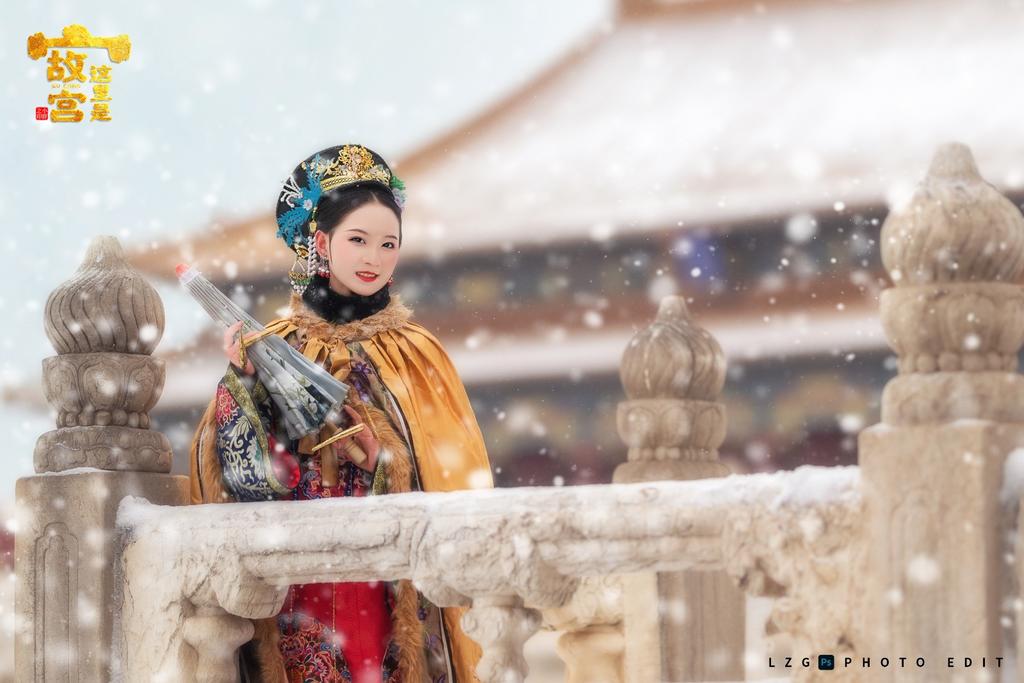 北京故宫里的格格雪天美女解开胸衣露出奶头写真