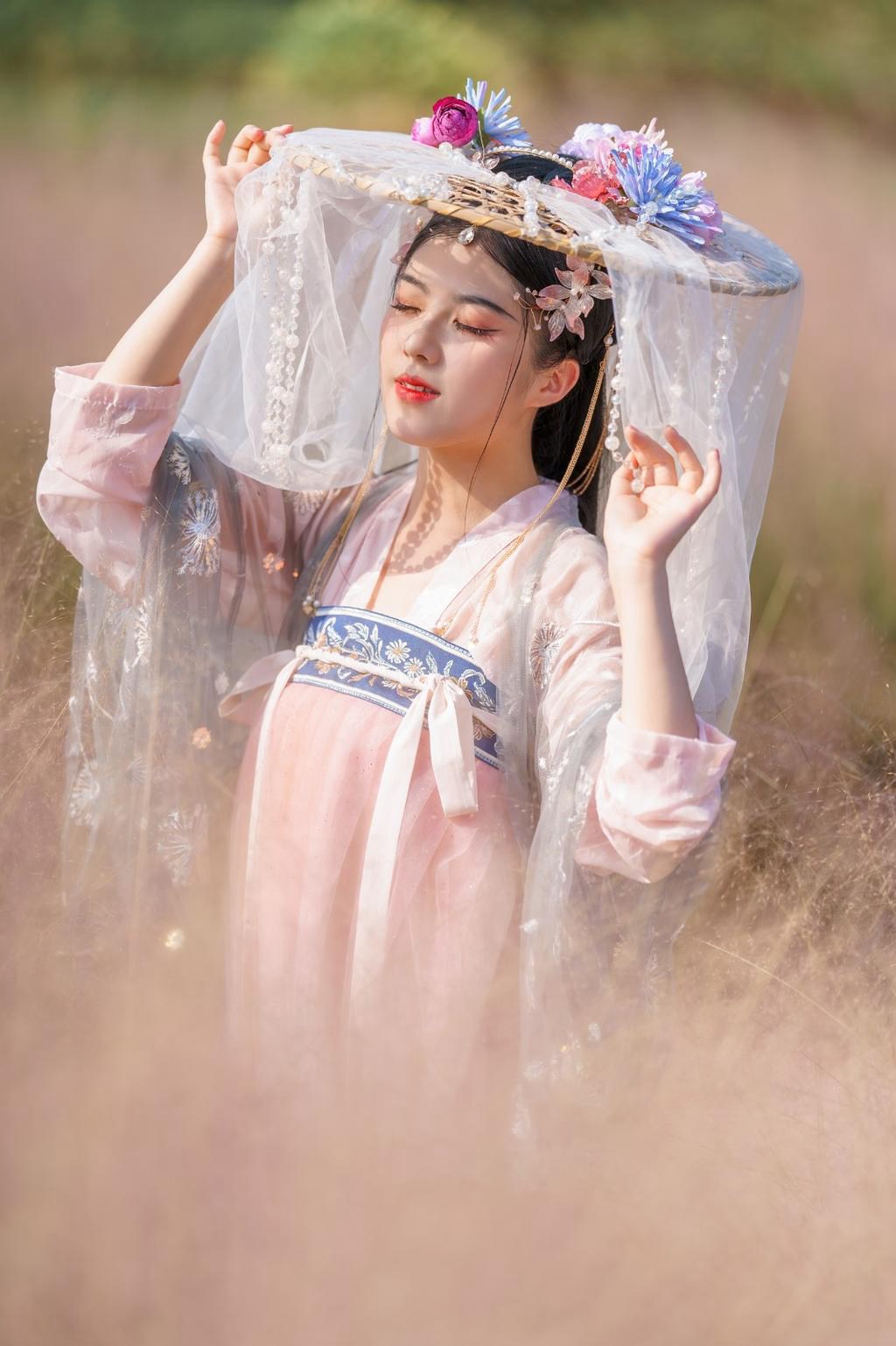 汉服美女芦苇丛中唯美扒开光屁股图片