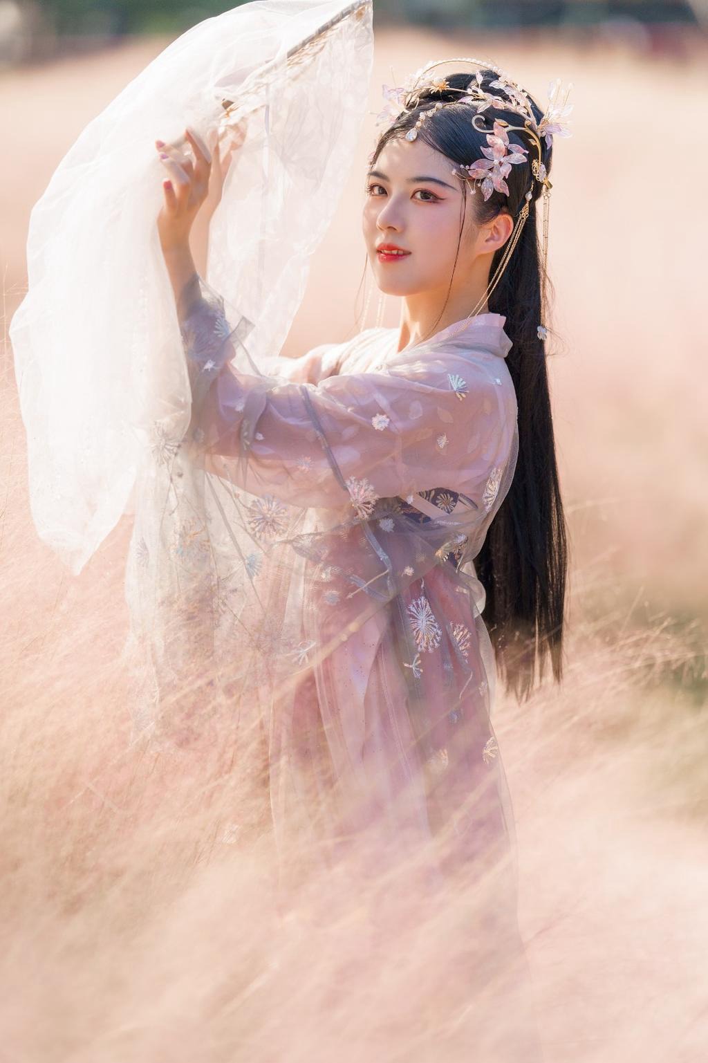 汉服美女芦苇丛中唯美扒开光屁股图片