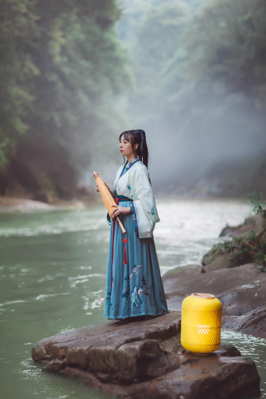 竹排上的汉服美女长发脱了个精光的裸体无遮挡美女图片