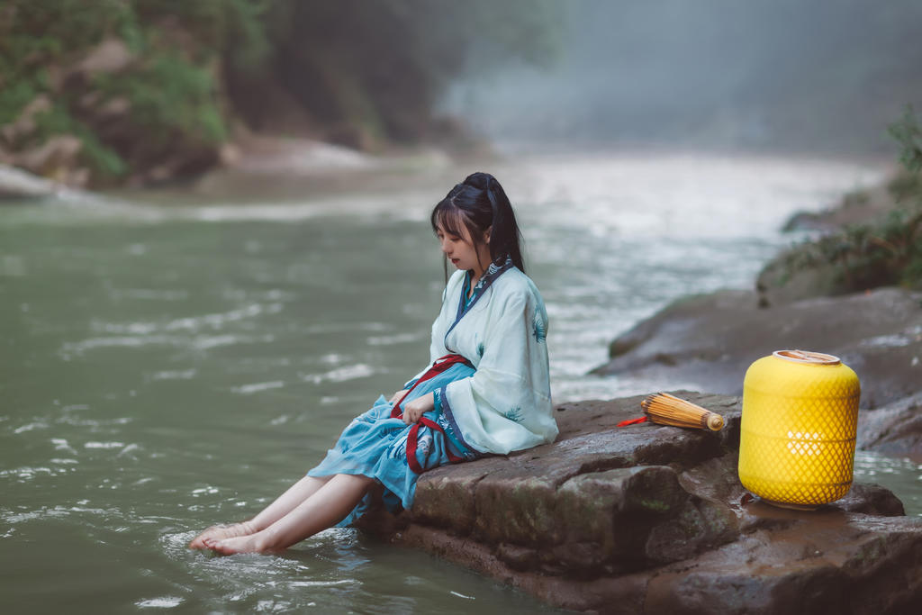 竹排上的汉服美女长发脱了个精光的裸体无遮挡美女图片