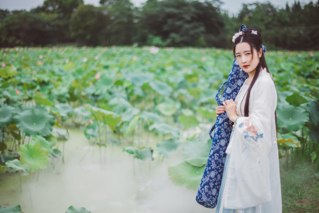 古装美女清新脱俗唯美真空露双奶头福利图片