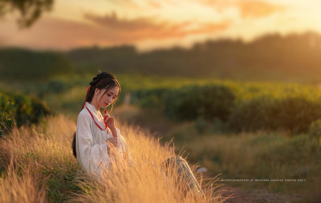 夕阳西下古装美女白衣美女解开胸衣露出奶头