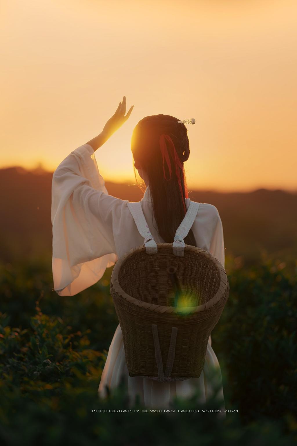 夕阳西下古装美女白衣美女解开胸衣露出奶头