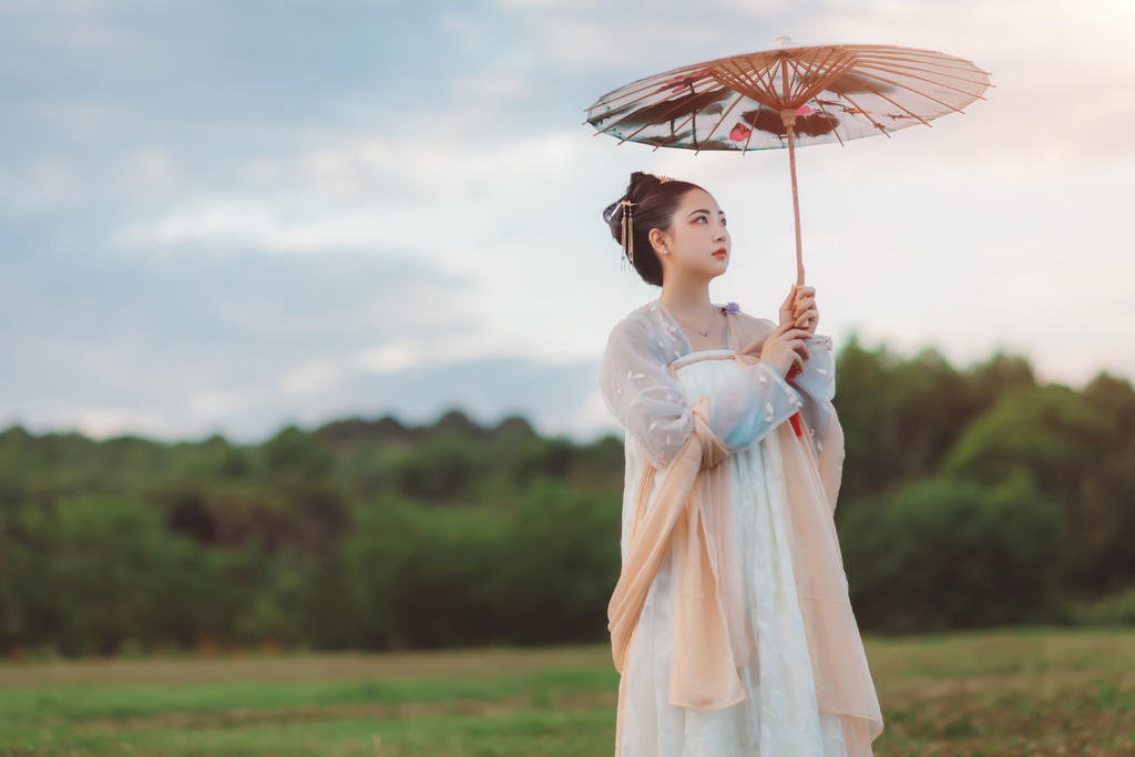 汉服美女手撑油伞漫步国模冰莲自慰肥美胞极品图片