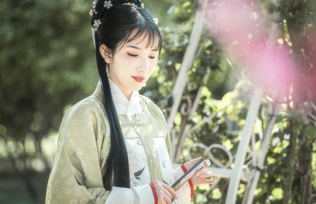 撑着油纸伞的汉服美女最大胆的中国艺木图片