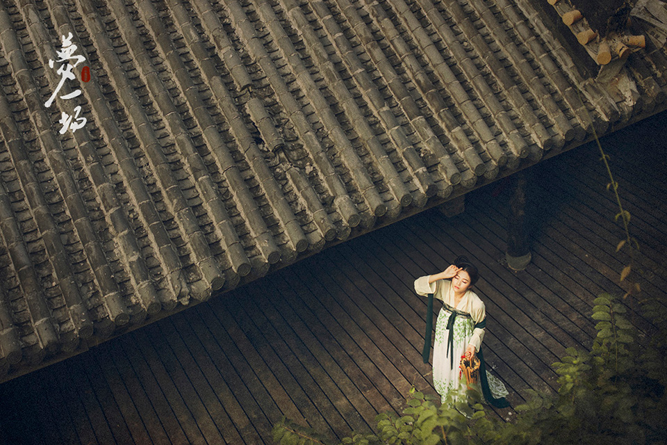 江南烟雨古装美女唯美裸体跪姿扒开屁股图片