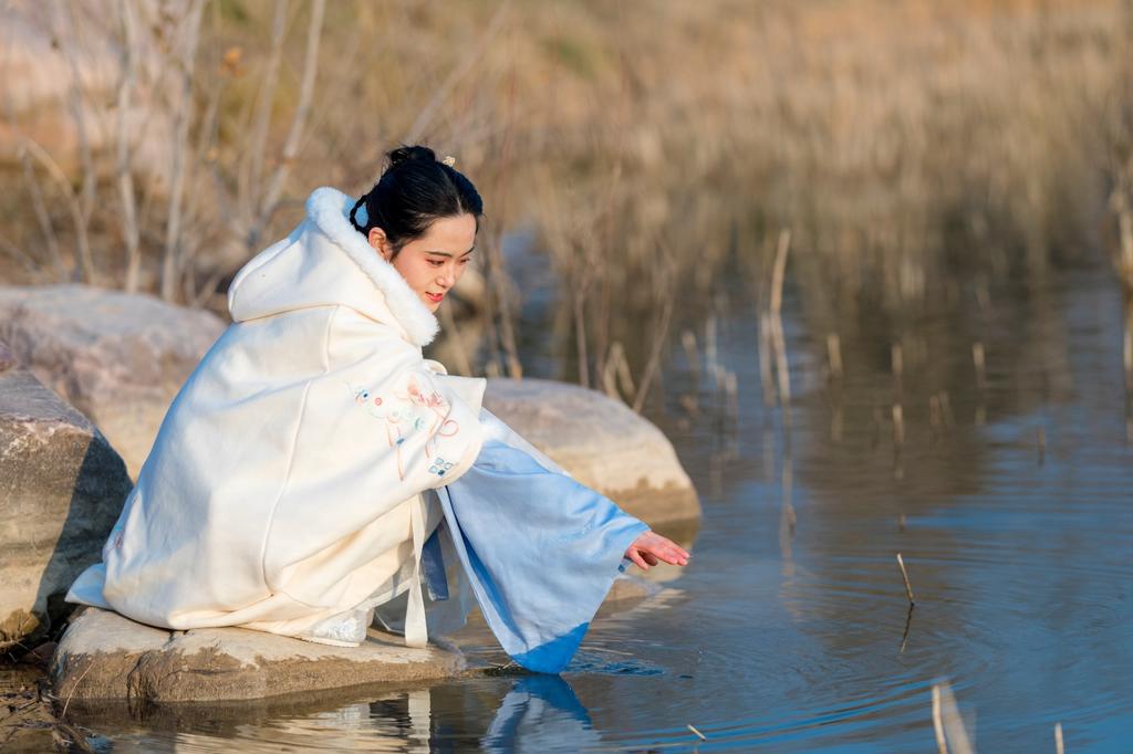 白衣古装美女气质淡雅大胆艺术图片