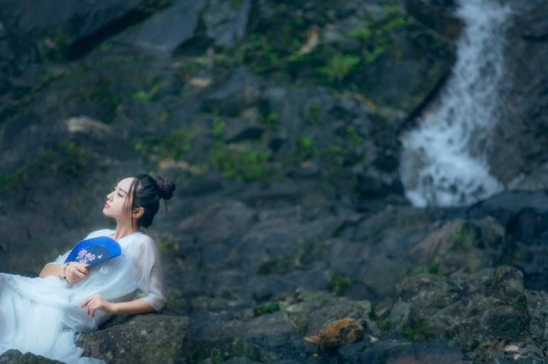 白衣飘飘古装美女美腿自慰喷水图片