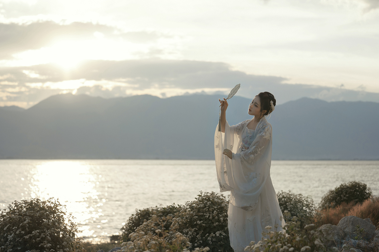 白衣古装女神气质淡然捆绑美女图片