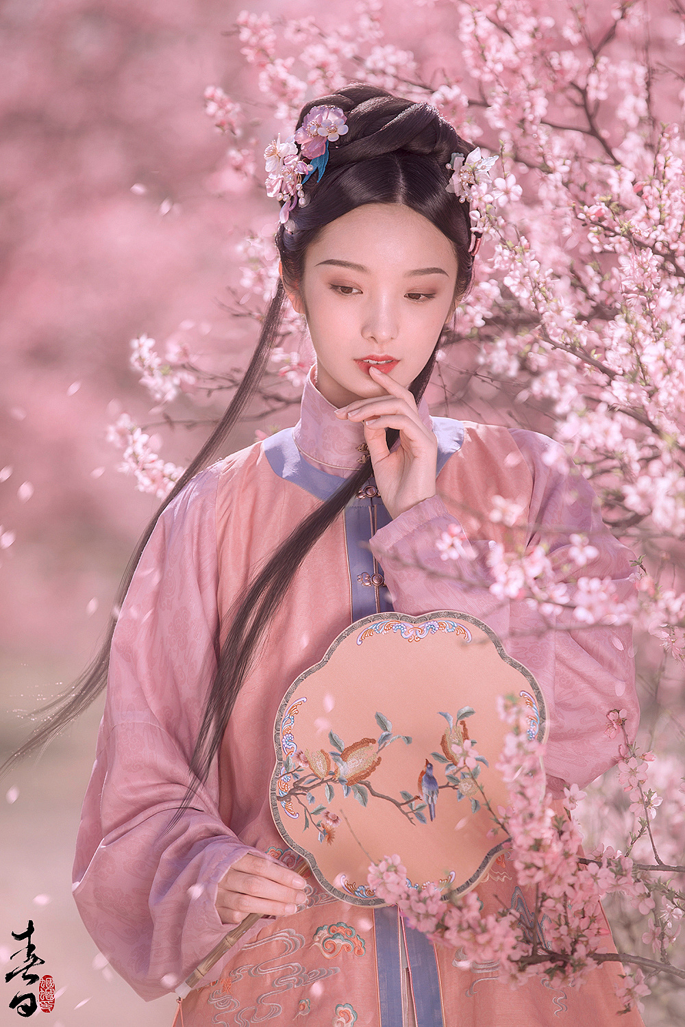 古装美女粉色汉服花园西西最大胆的写真图片