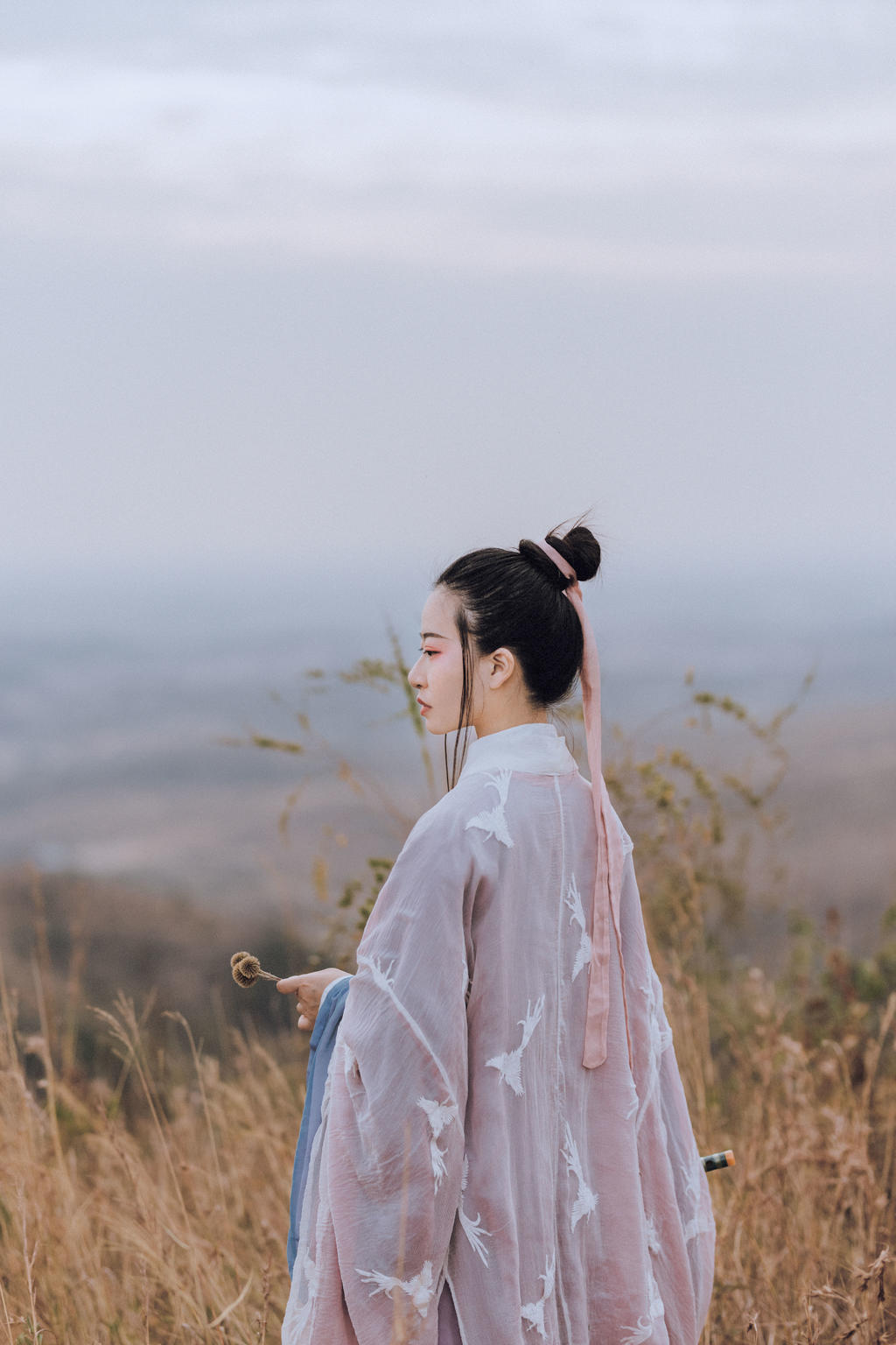 英姿飒爽的瓜子脸妹子露出粉嫩小奶头图片