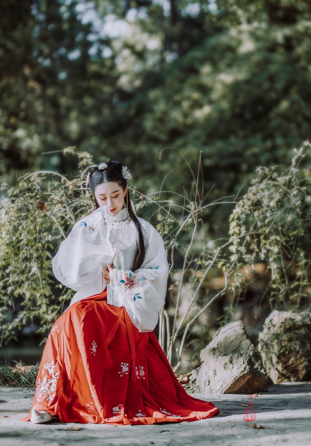 身着古装汉服的温婉美爆乳张开腿情趣内衣美女图片