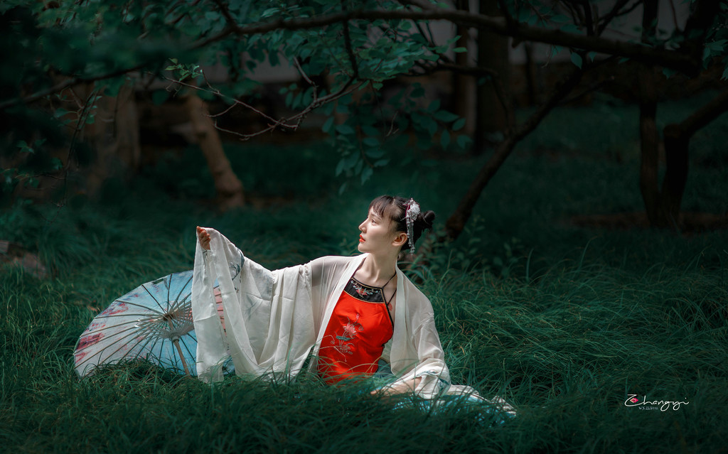 古装红肚兜美女撑雨油嫩穴美女小穴图片