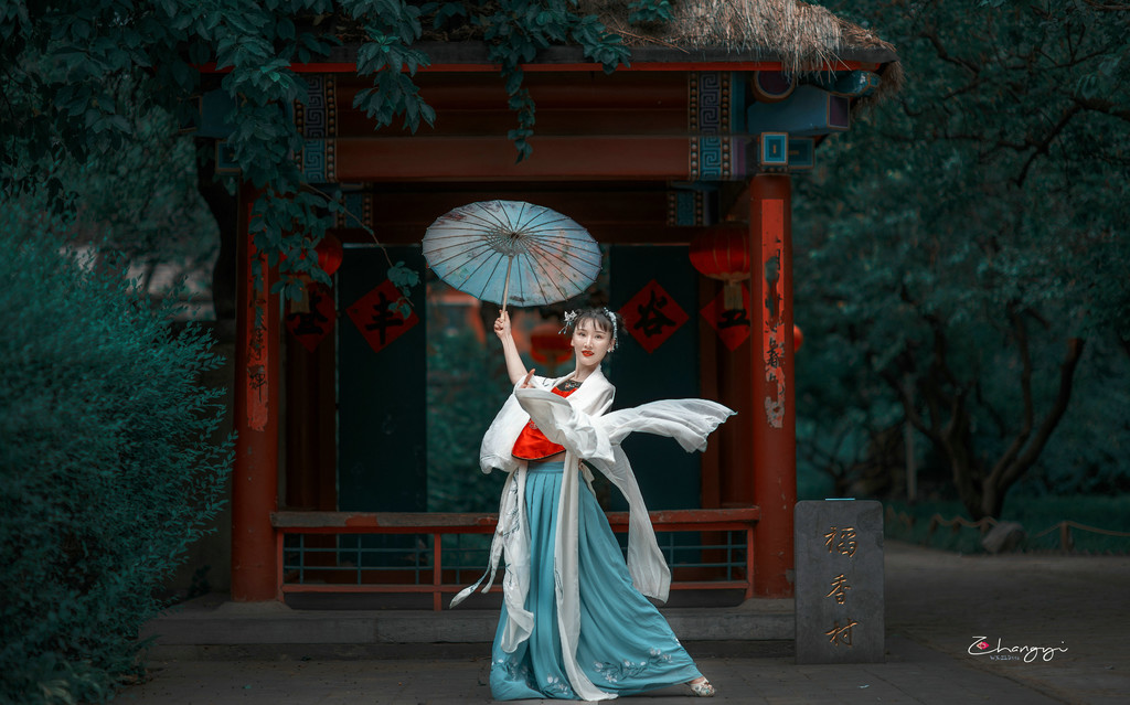 古装红肚兜美女撑雨油嫩穴美女小穴图片