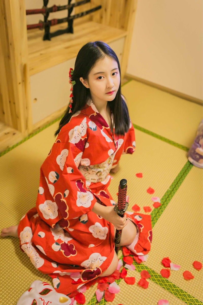 漂亮的日本和服小美女长腿校花被啪到腿软图片