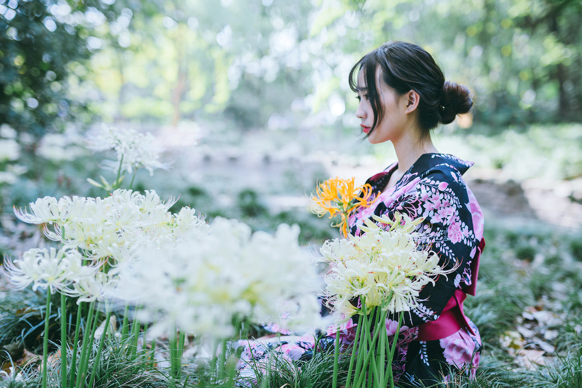 白皙和服美女花丛中写嫩模无水印私拍图片