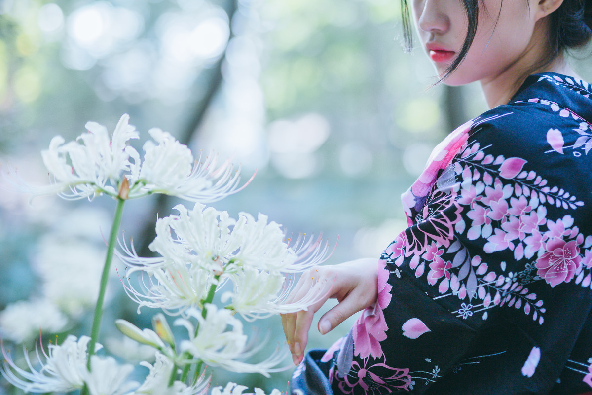 白皙和服美女花丛中写嫩模无水印私拍图片