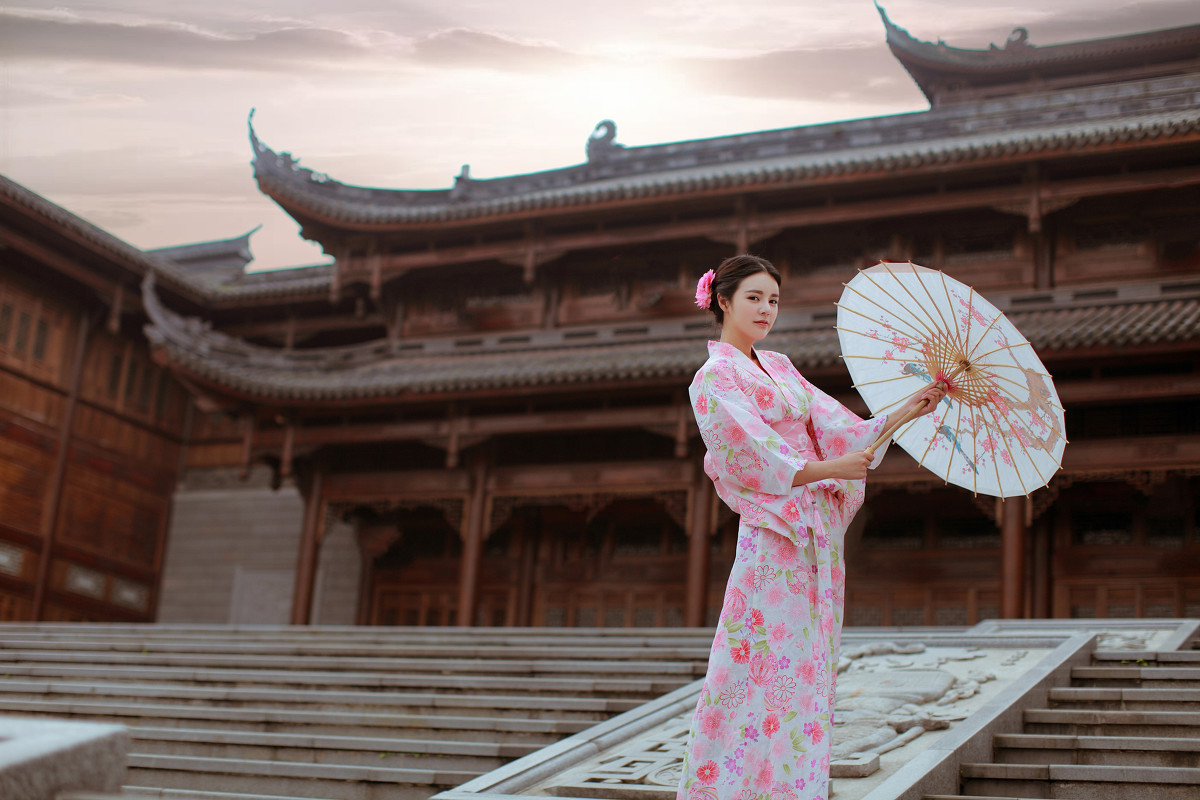 小脸美女日本和服写真脱了内裤打开腿让人看的图片