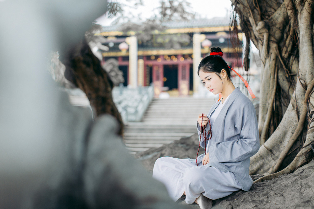 小脸美女古装造型写真美女裸身图片