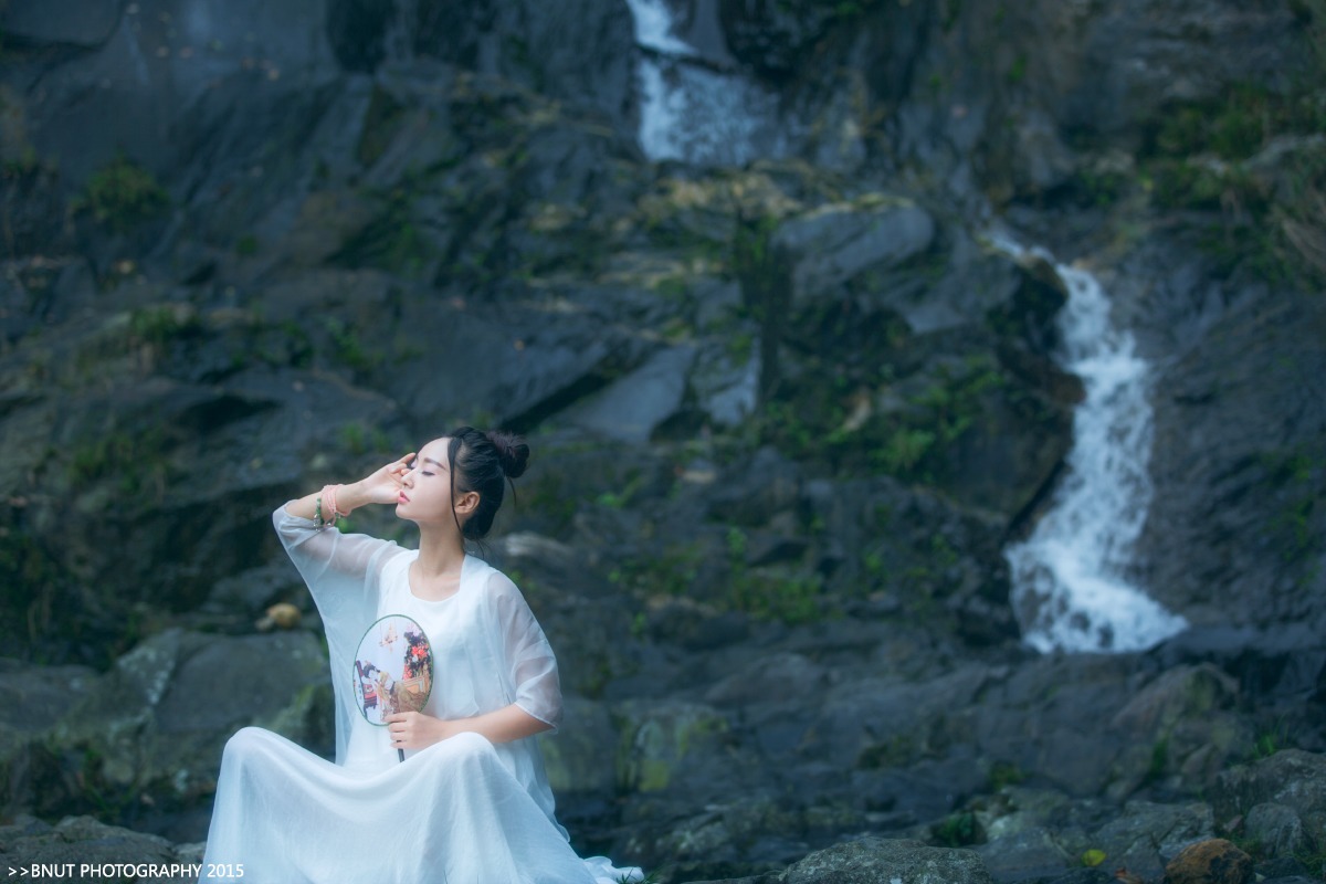 青山绿山间的古装造型下面好湿胸好软好大图片