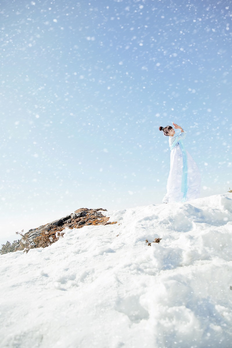 冰天雪地里的古装裙美脱了个精光裸体美女图片