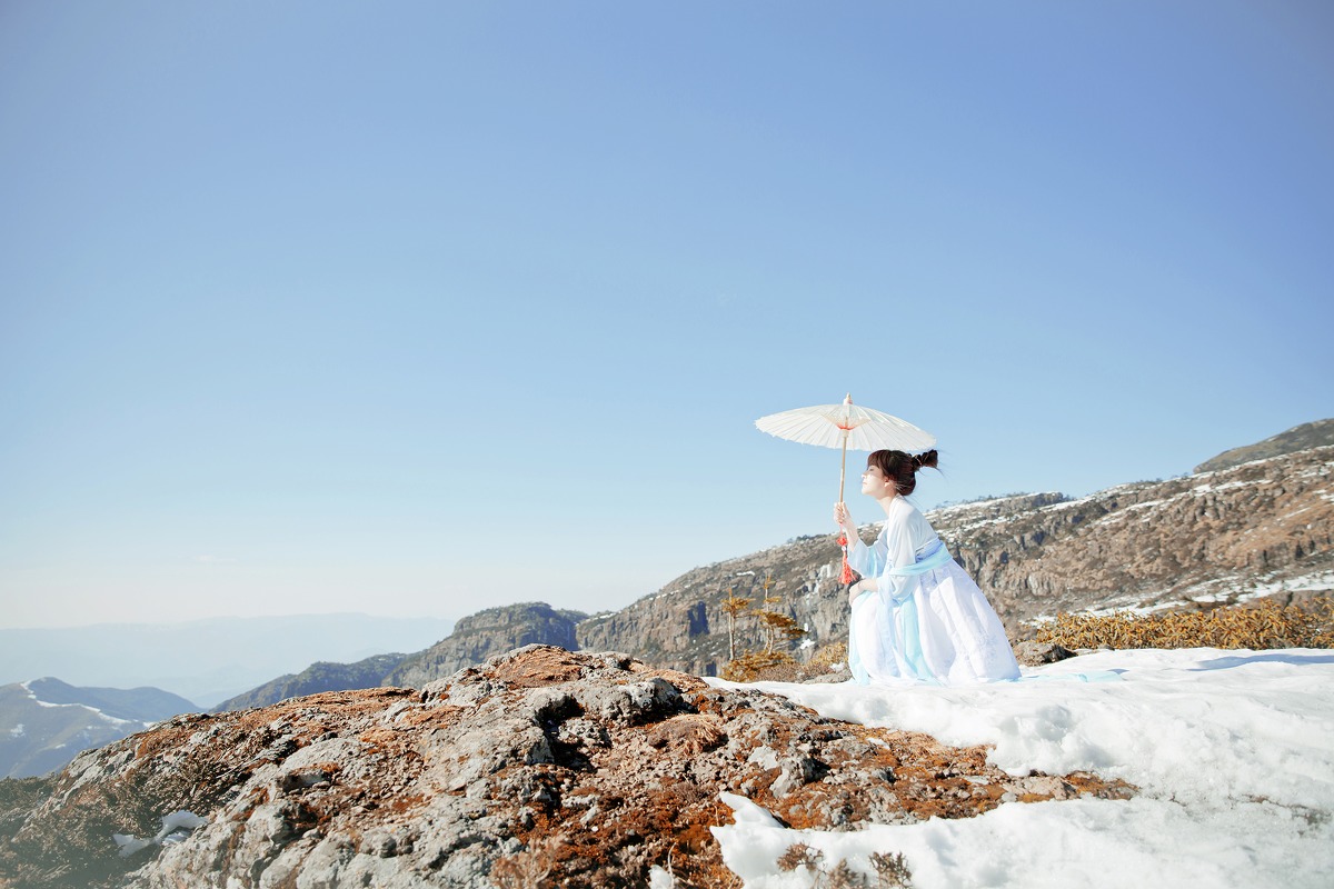 冰天雪地里的古装裙美脱了个精光裸体美女图片