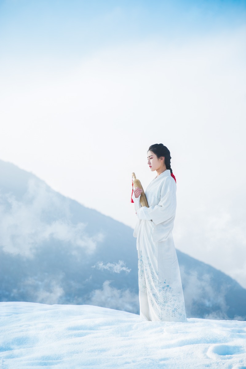 汉服美女冰雪山上的纯大尺度无圣光私密写真图片