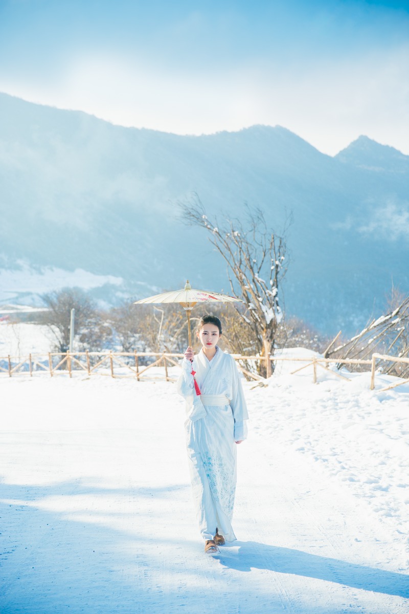 汉服美女冰雪山上的纯大尺度无圣光私密写真图片