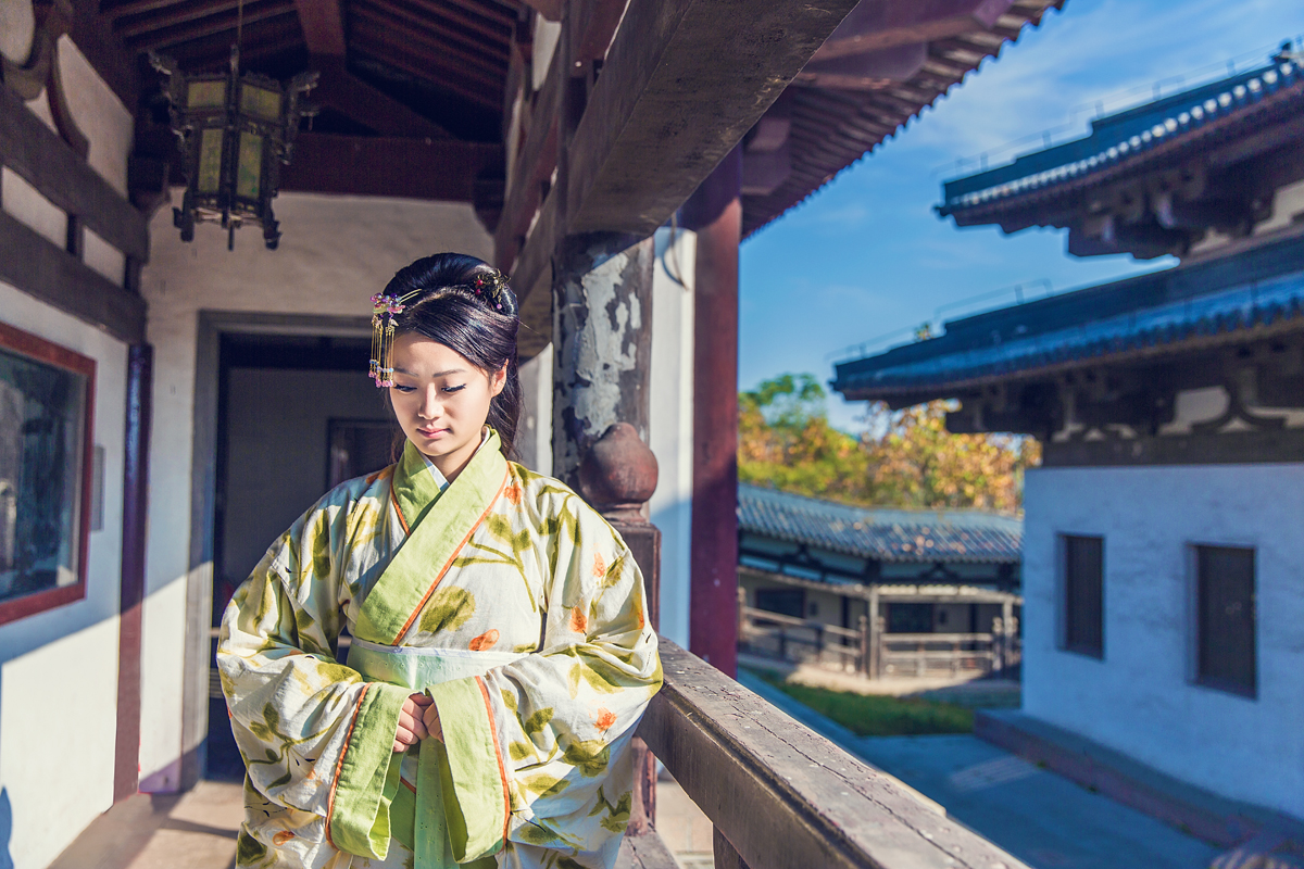 清秀古装美女宫廷抚琴裸体跪姿扒开屁股图片