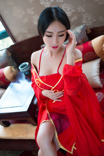 红衣古装美女妖艳撩人西西女性生殖写真图片