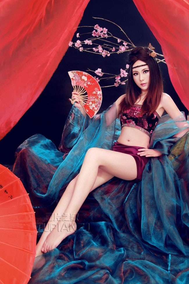 美女性感小蛮腰古典装日本西西大尺度裸体艺术图片