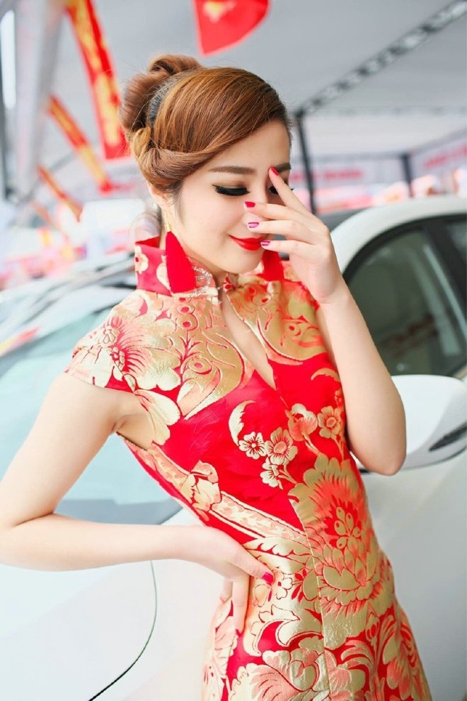 红色旗袍美女车模前凸gogo全球大高清大胆亚洲图片