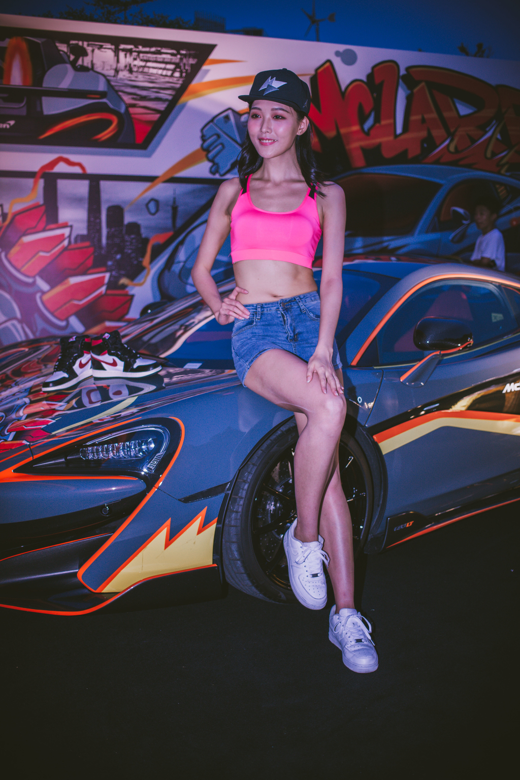 韩国第一车模吊带背心诱感翘臀美女图片