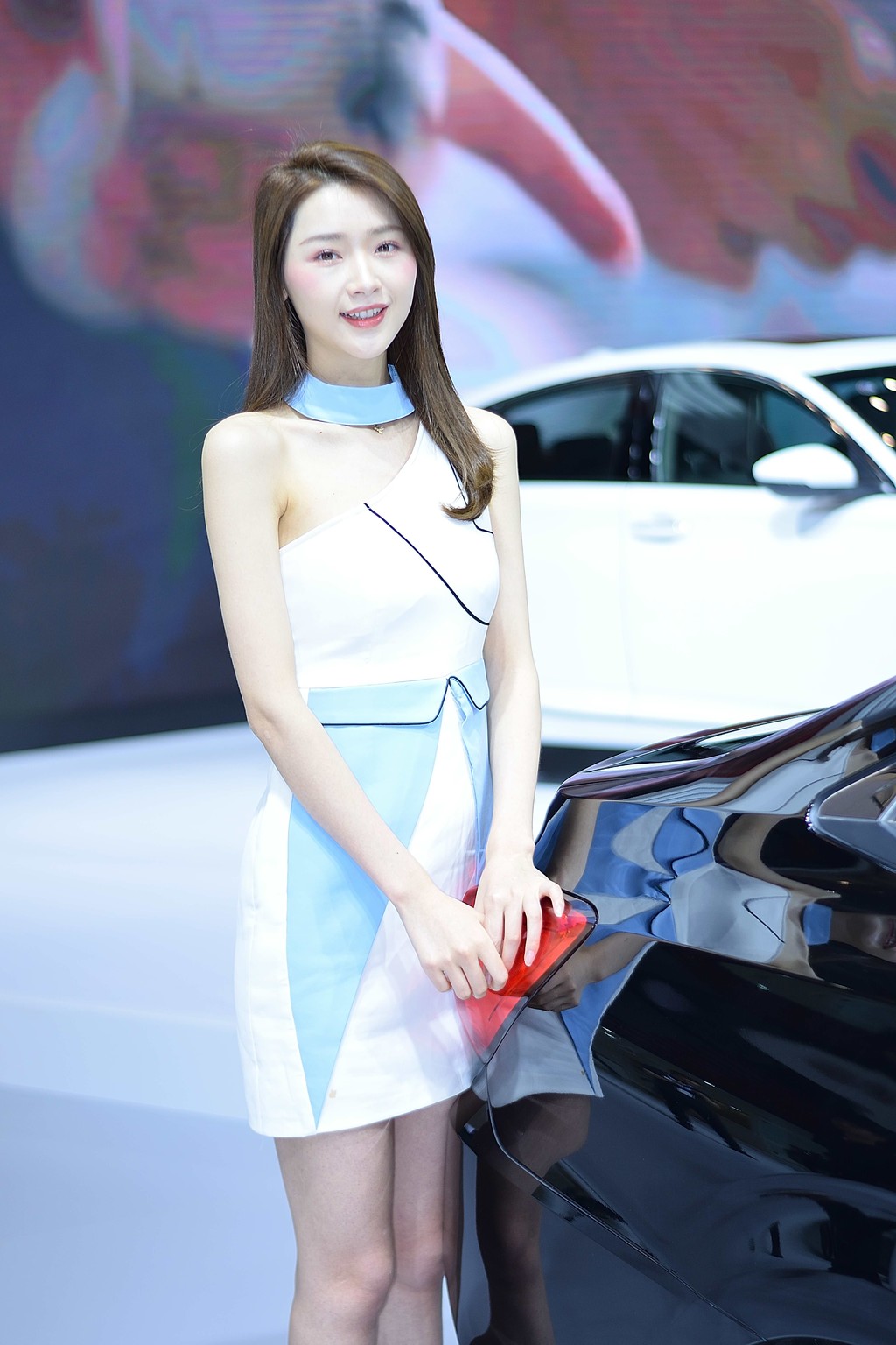 韩国美女车模迷人笑容大胆私拍高清