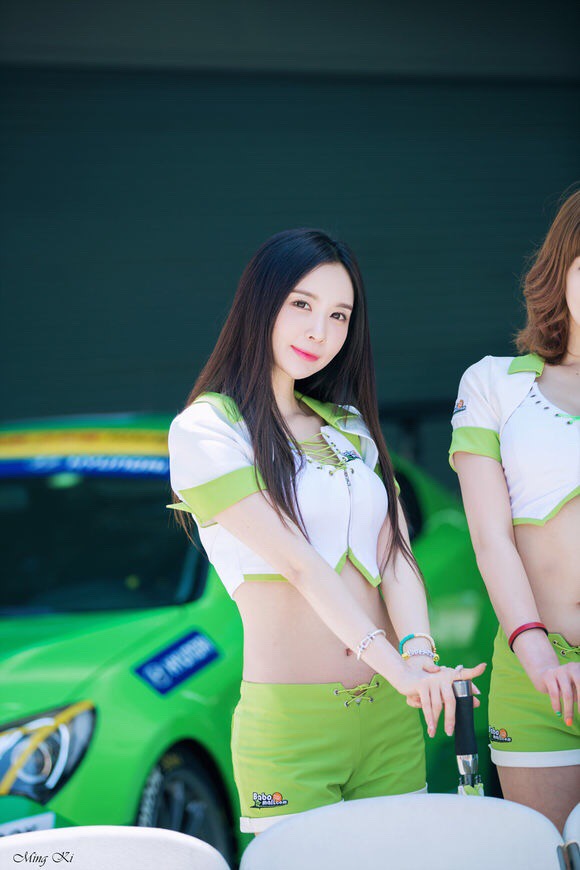 韩国白皙长直发美女车最大胆的中国艺木图片
