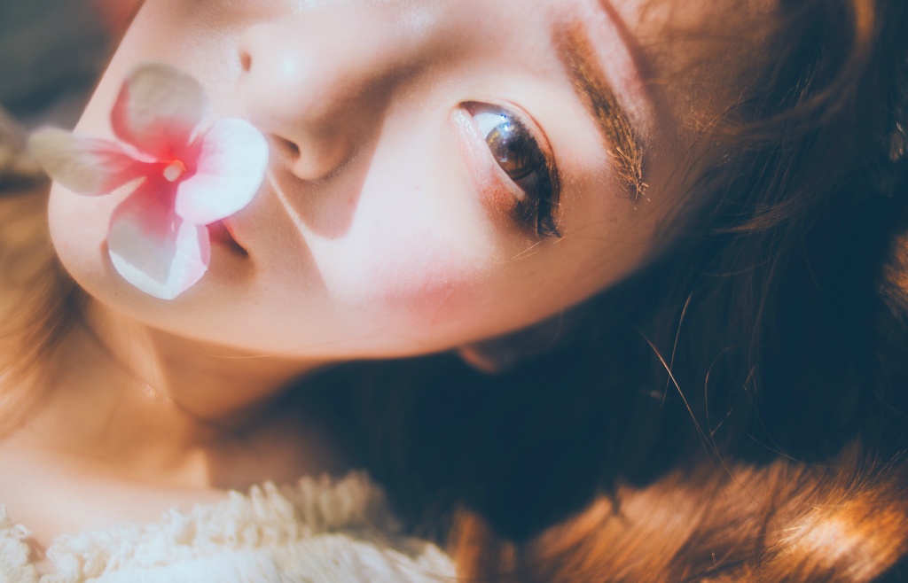 韩国美女诱人胸部写真美女露100%奶头的图片