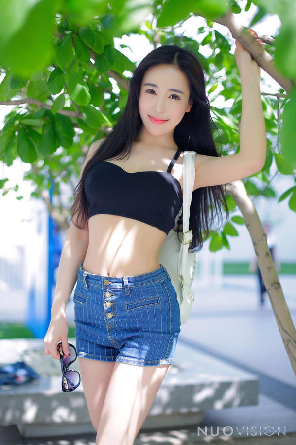 性感胸脯美女居家超短性爽中的美女图片