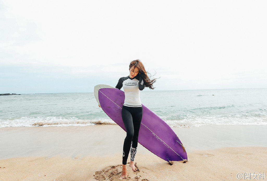 性感身材滑板冲浪美女一线天粉嫩白浆图片