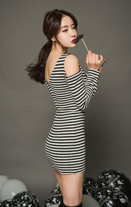 韩国性感连衣超短美女没戴奶罩 ,看到奶头了