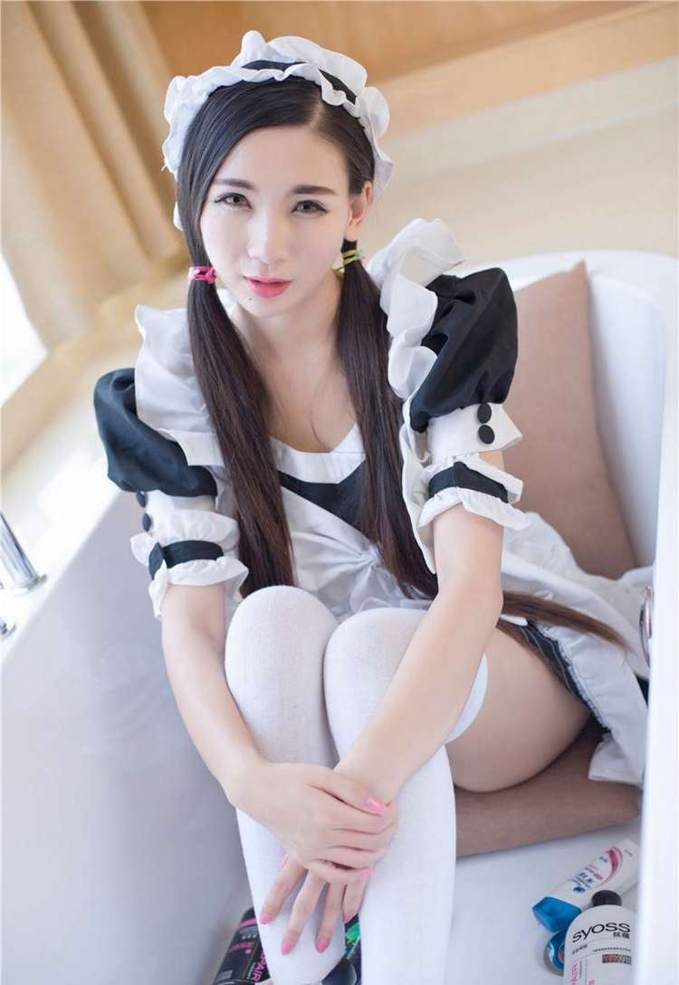 皮肤白皙美女野外内衣福利cosplayH裸体の福利