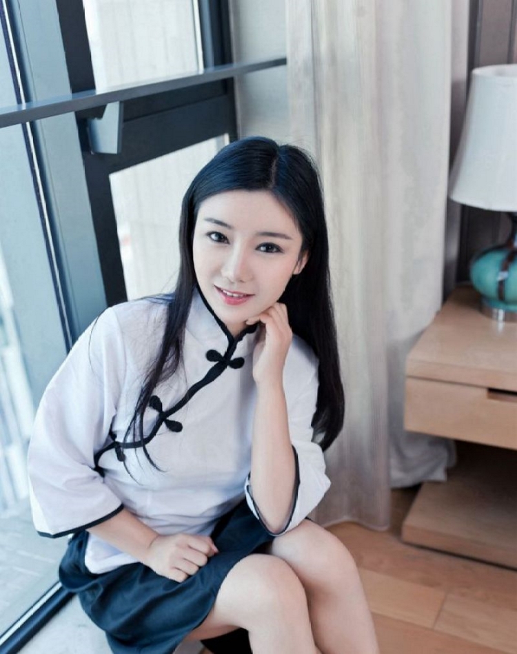 韩国美女撩衣美乳诱惑美女自拍图片