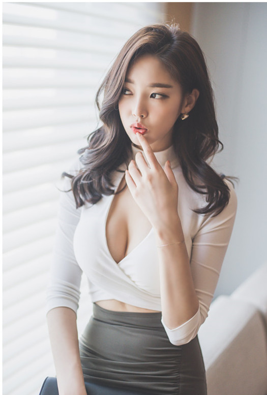 韩国大胸气质卷发美女美女100%露出胸