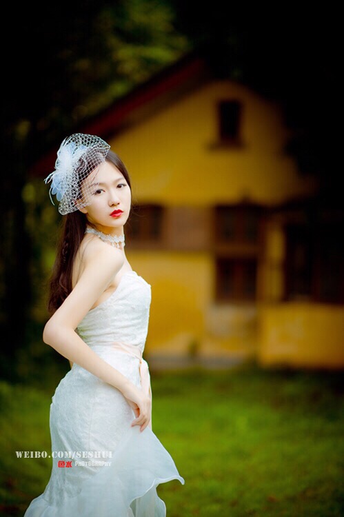 美女戴头纱白色连体裙gogo肉体艺术100图片