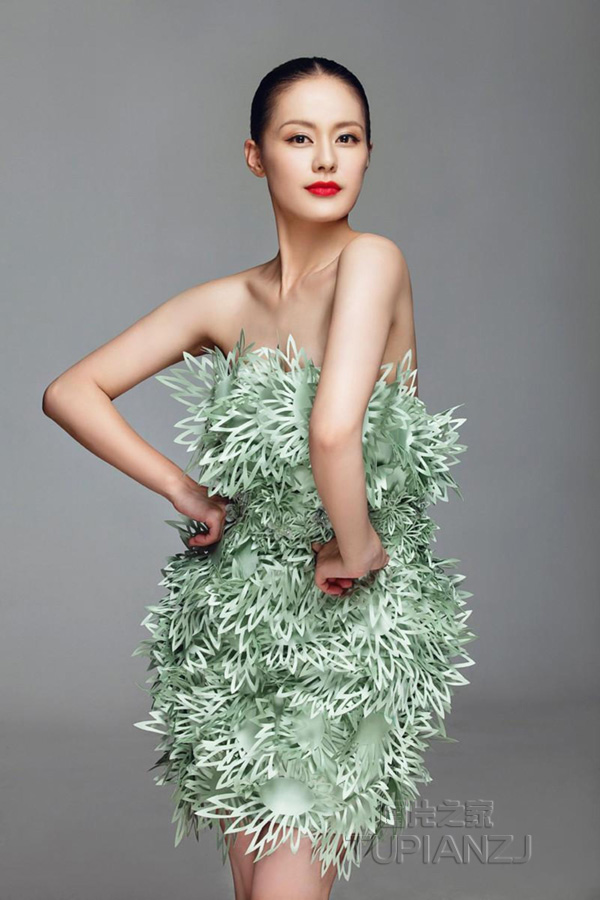 性感女子绿衣华服 彰最大胆的中国艺木图片