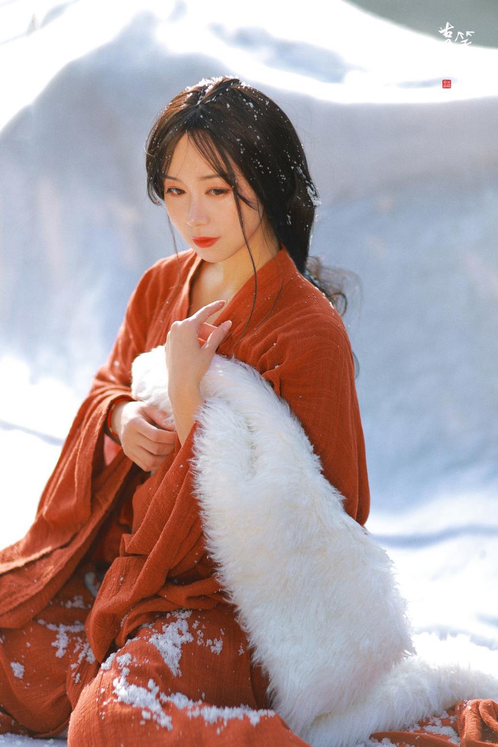 雪景中的汉服美女红妆裸下部嫩白图片