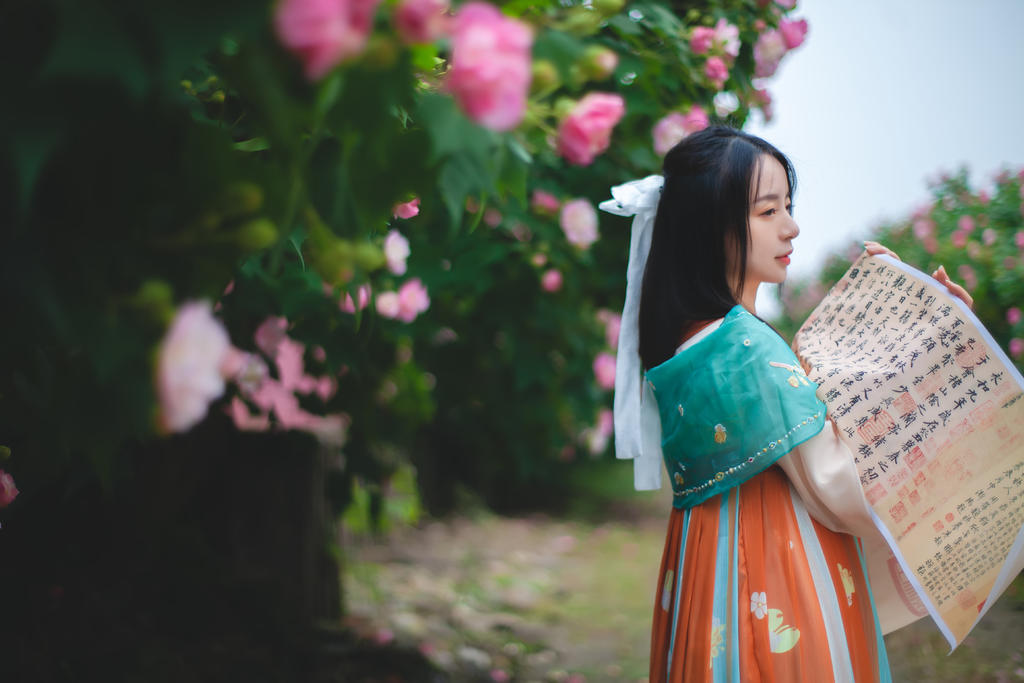 撑着油纸伞的汉服少女美女解开胸衣露出奶头写真