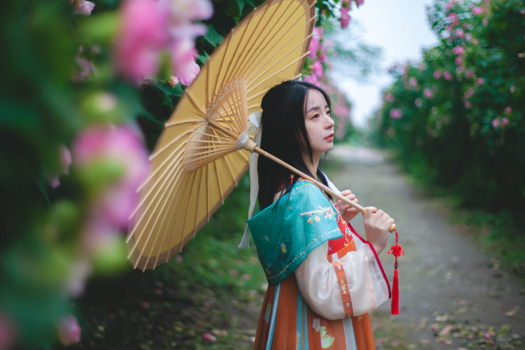 撑着油纸伞的汉服少女美女解开胸衣露出奶头写真