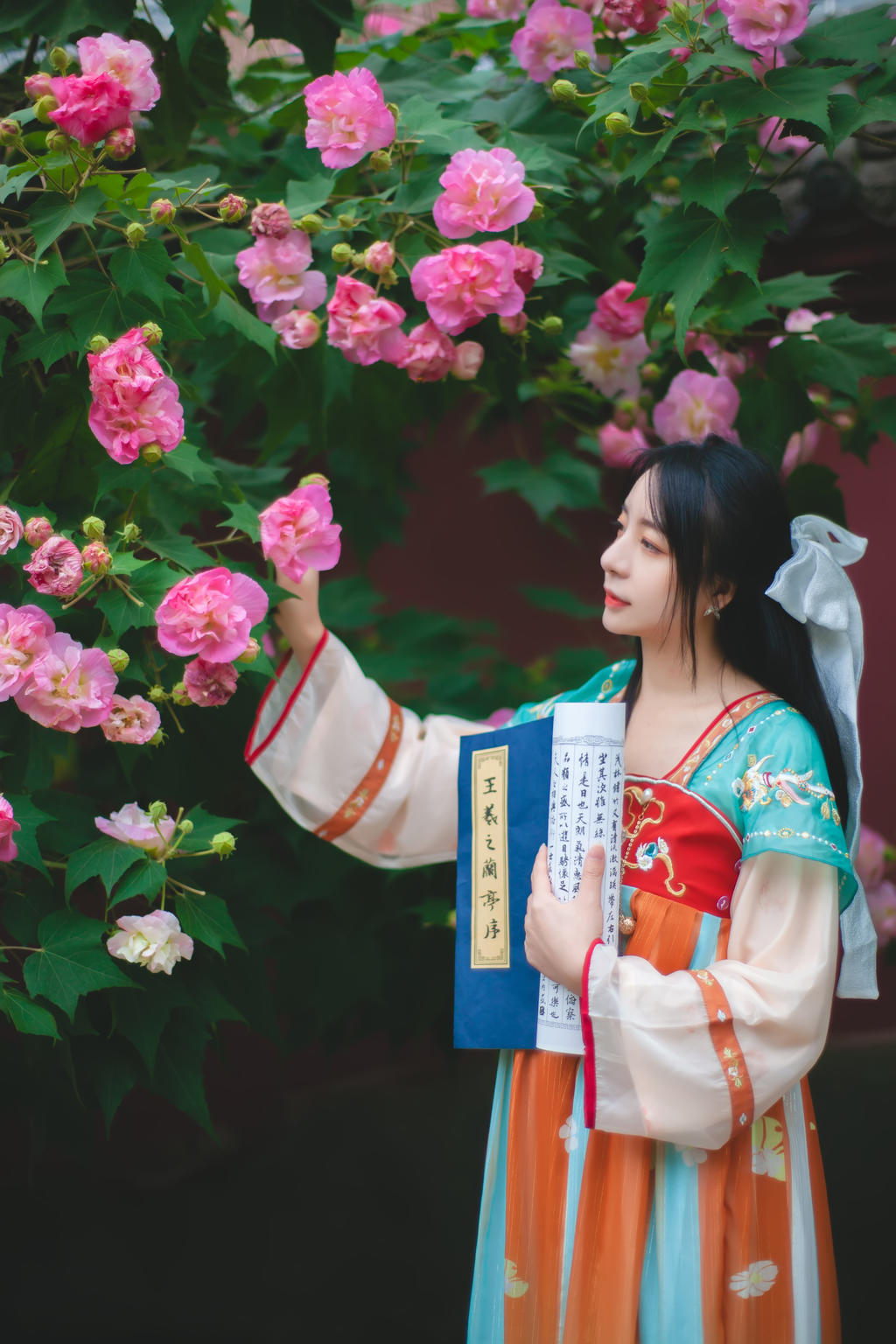 撑着油纸伞的汉服少女美女解开胸衣露出奶头写真